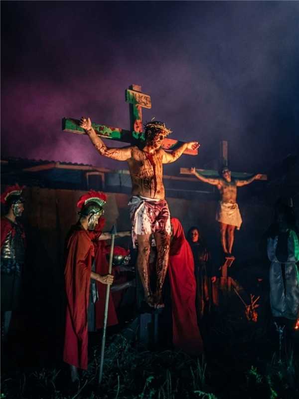 Encenação da Paixão de Cristo durante evento religioso em Alfredo Chaves