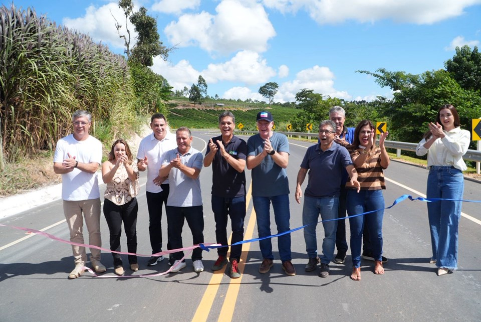 Vista da rodovia ES-137 pavimentada e sinalizada cortando a área rural de Nova Venécia.