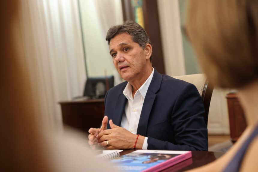 Governador Ricardo Ferraço em reunião no Palácio Anchieta com foco em segurança saúde e educação no Espírito Santo