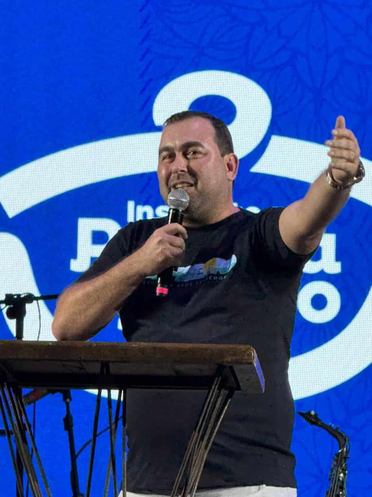 Secretário de Cultura Wanderson Amorim falando ao microfone com foco em seu pronunciamento sobre investimentos.
