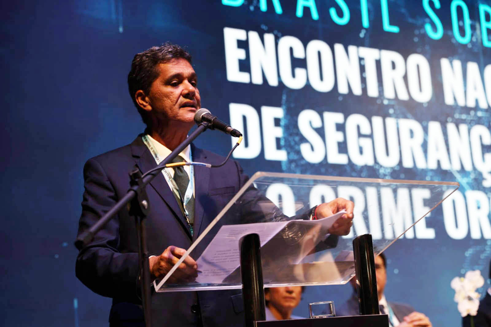 Governador defende novas leis contra o crime organizado em encontro nacional.