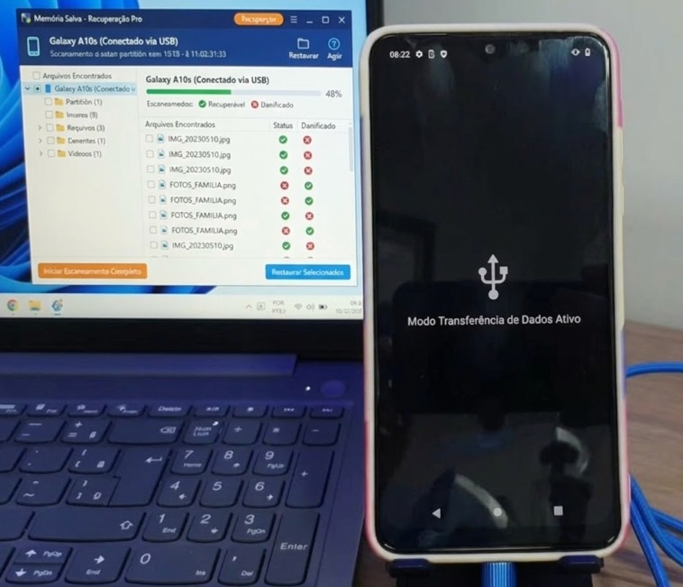 Como recuperar fotos apagadas: Mão segurando smartphone Android mostrando a lixeira de fotos pronta para restauração.
