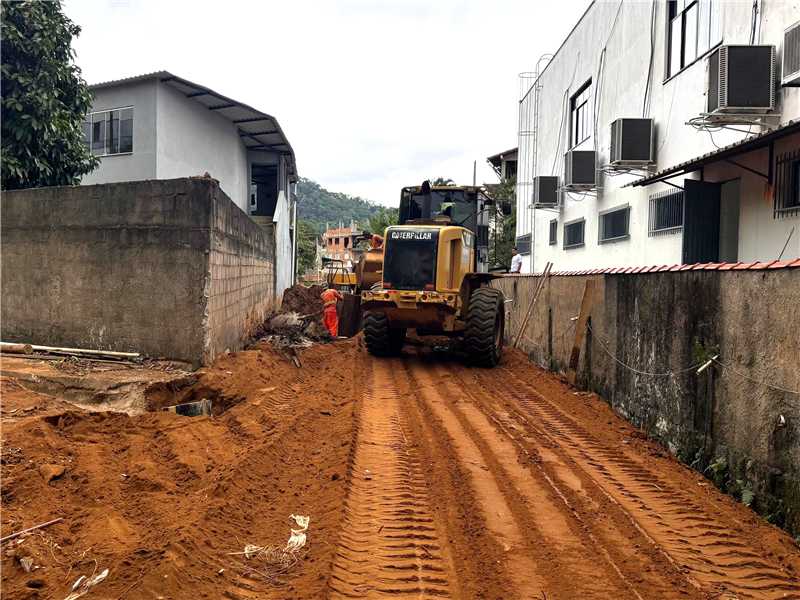 Operários e maquinários trabalhando na canalização e pavimentação de infraestrutura urbana em Alfredo Chaves.