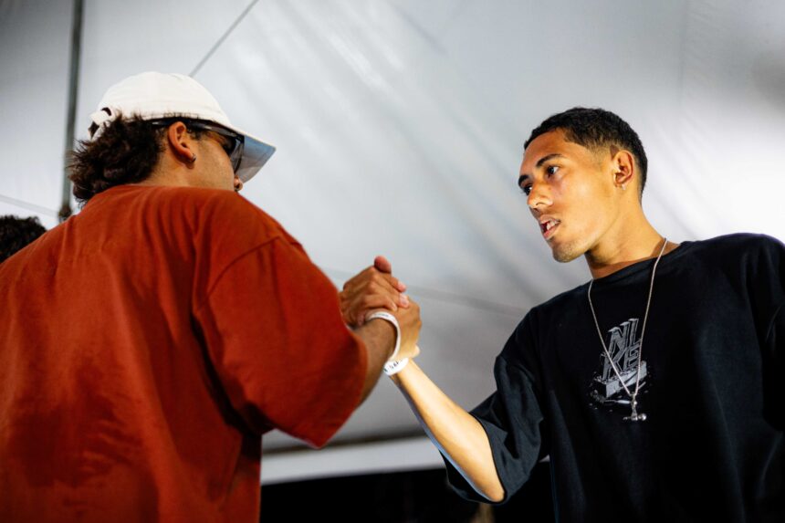 MC em ação durante duelo de freestyle na Batalha de Rimas em Nova Bethânia, Viana.