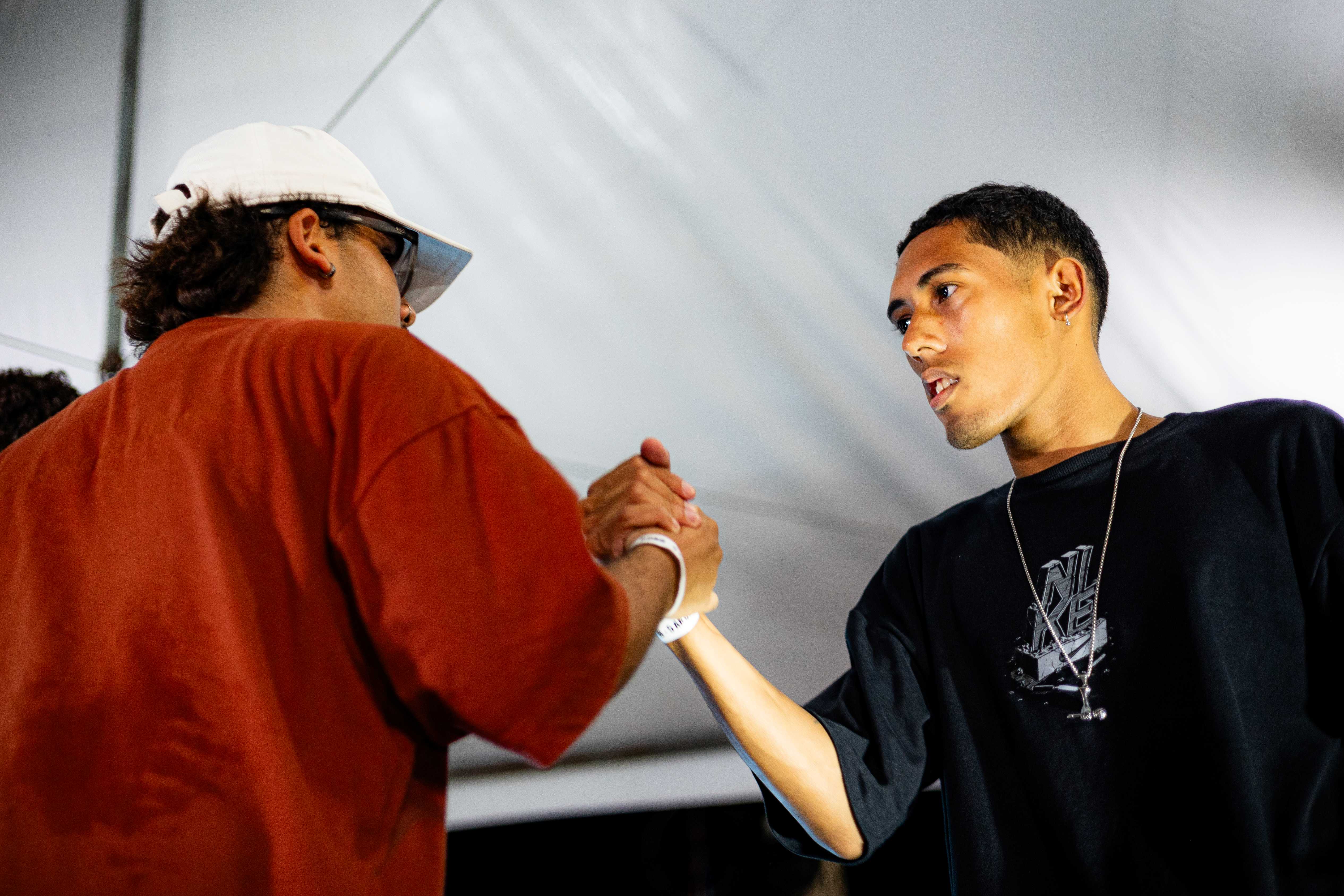 MC em ação durante duelo de freestyle na Batalha de Rimas em Nova Bethânia, Viana.