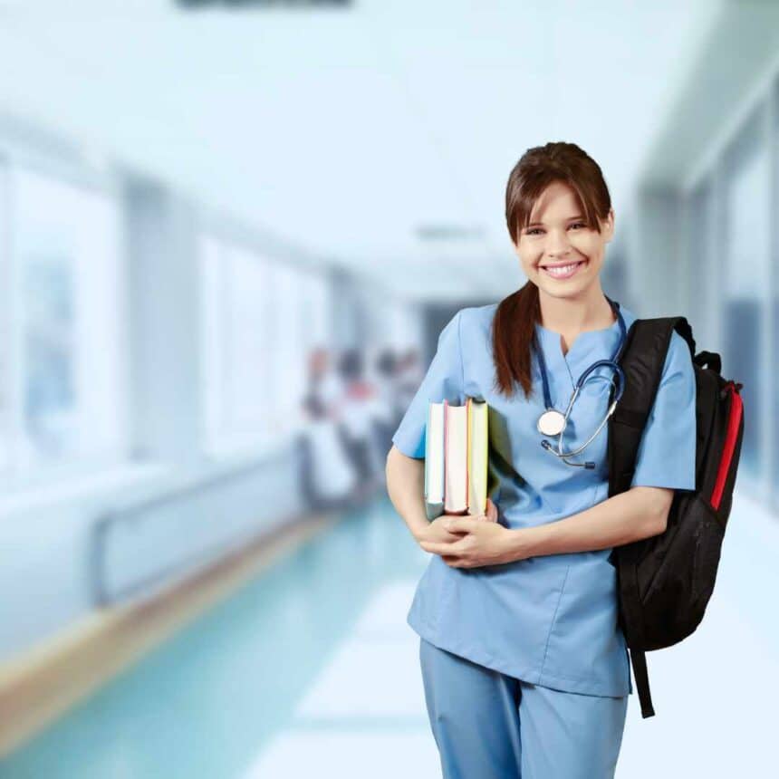 Estudante de medicina com jaleco branco e estetoscópio, simbolizando o acesso ao Fies 100% Medicina através da nova legislação.