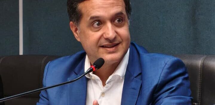 Deputado Fabrício Gandini em reunião da Comissão de Meio Ambiente discutindo água tratada em Guarapari.