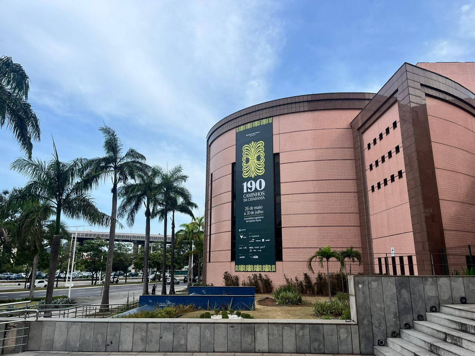 Obras de arte contemporânea e documentos históricos expostos no saguão da Assembleia Legislativa do Espírito Santo para a exposição 190 Caminhos da Cidadania.
