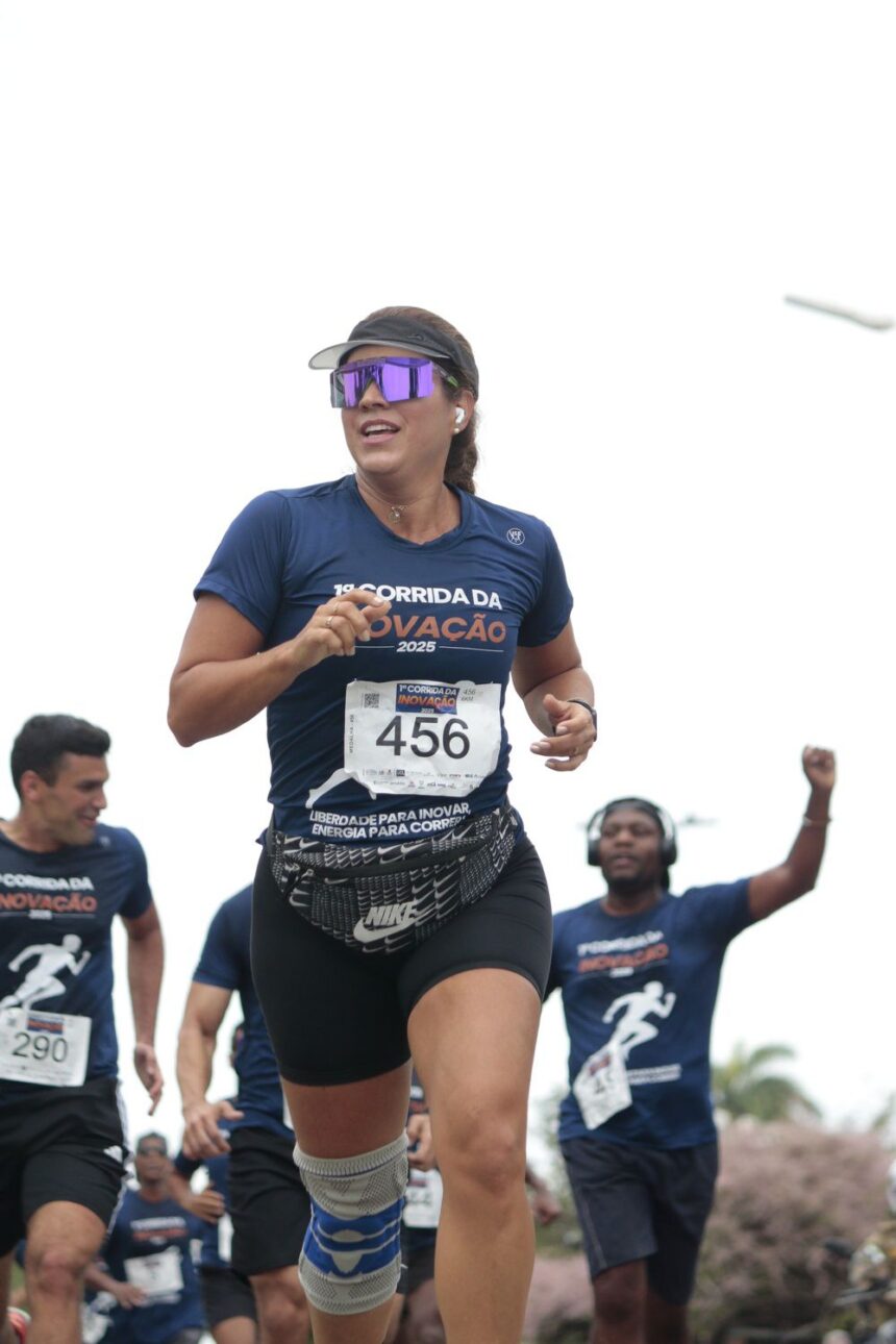 Atletas capixabas participando da Corrida da Inovação na Serra na orla de Jacaraípe.