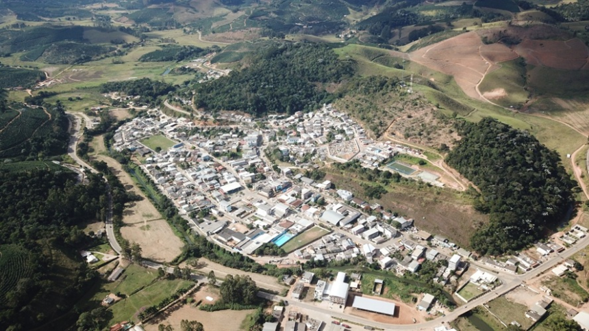Paisagem de montanha em Pedra Menina, região de Dores do Rio Preto, foco do evento de turismo.