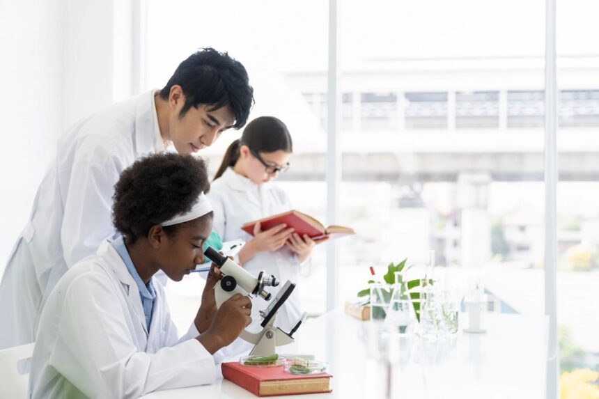 Bolsas de iniciação científica no ES: Estudantes de graduação realizando pesquisas laboratoriais com suporte do edital da Fapes.