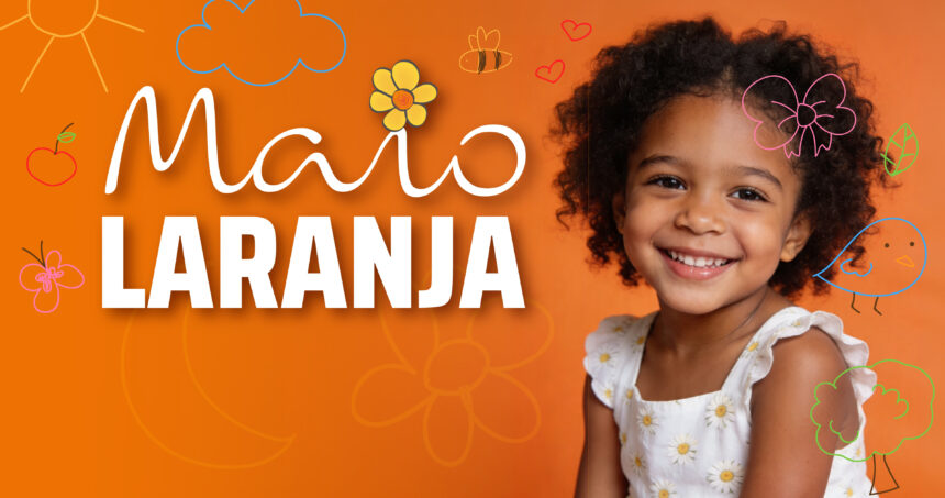 Grupo de pessoas em caminhada de conscientização da campanha Maio Laranja em Cariacica, Espírito Santo.
