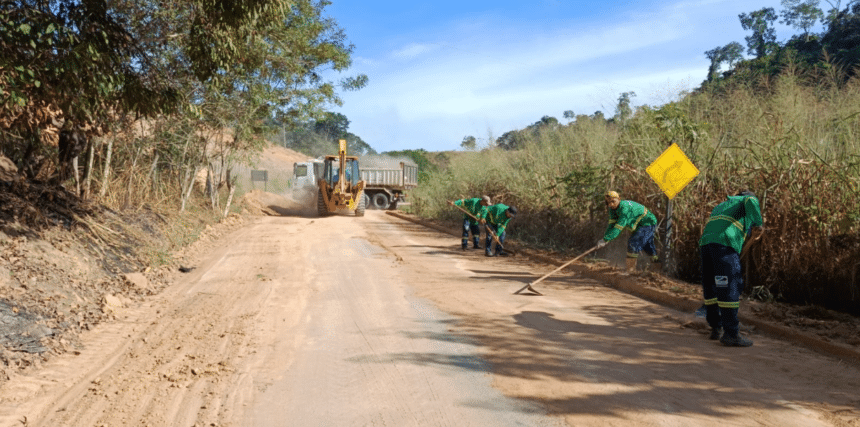 Máquinas e operários trabalhando na manutenção e limpeza de estradas rurais em Caminhos do Campo Atílio Vivácqua e Rio Novo do Sul.