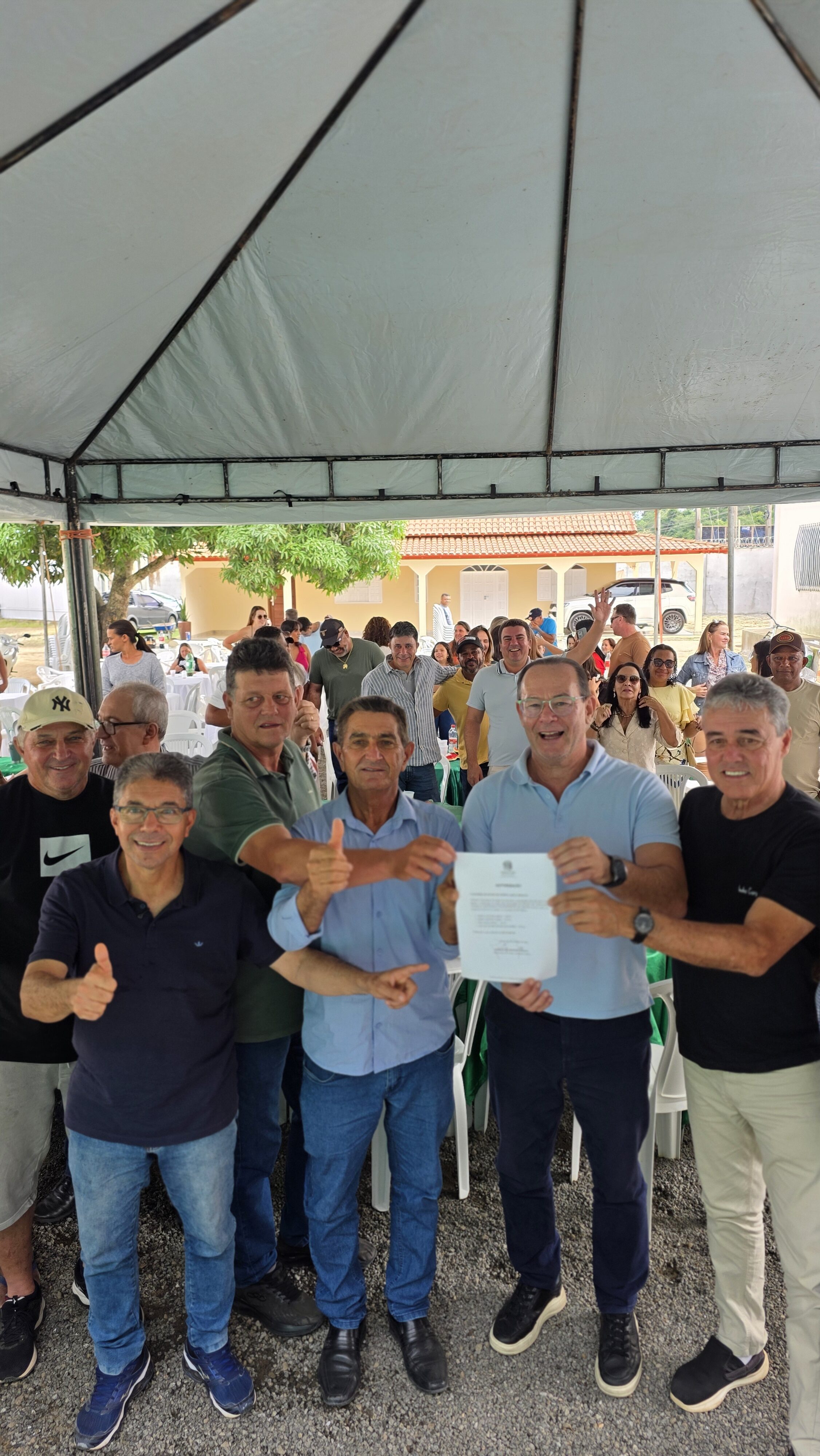 Estrada rural asfaltada que recebeu investimentos em infraestrutura rural cercada por plantações agrícolas no interior de São Mateus.