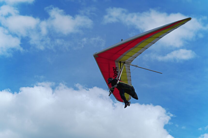 Pilotos de asa delta decolando da Rampa do Monjolo durante competição de Voo Livre no Espírito Santo.