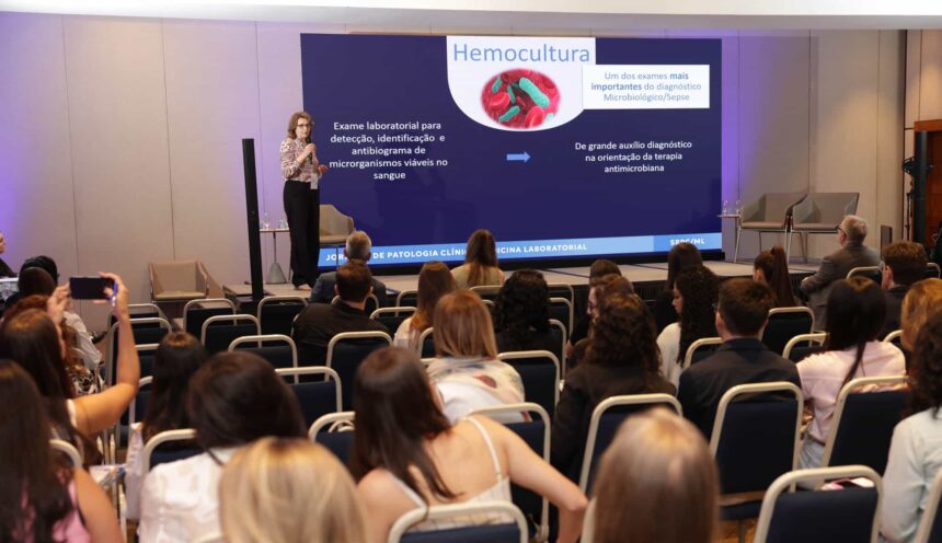 Campeonato de xadrez de especialistas e médicos reunidos assistindo palestra sobre patologia clínica no Comfort Suites Vitória.