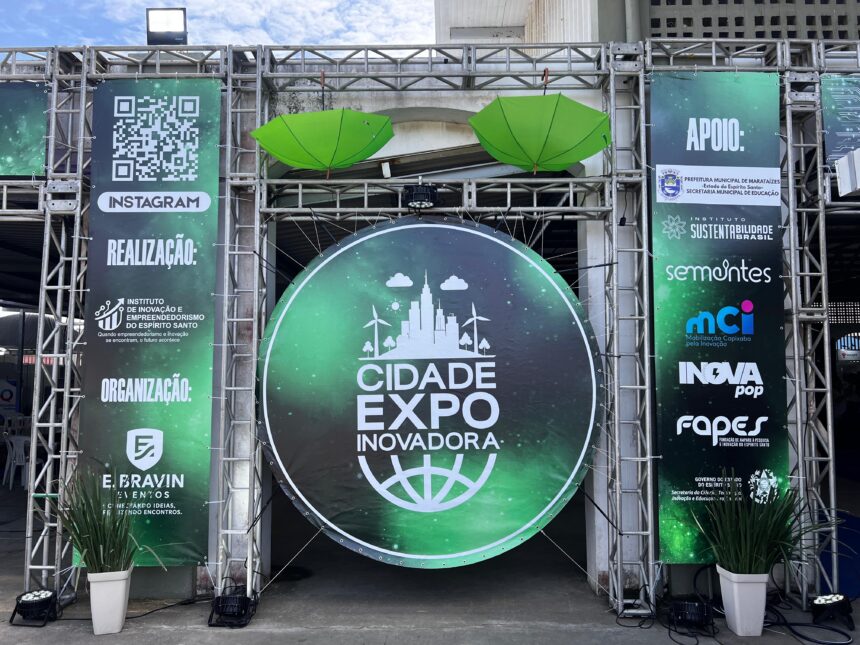 Evento de tecnologia em Alegre: Estudantes e pesquisadores reunidos na feira Cidade Expo Inovadora olhando projetos tecnológicos.