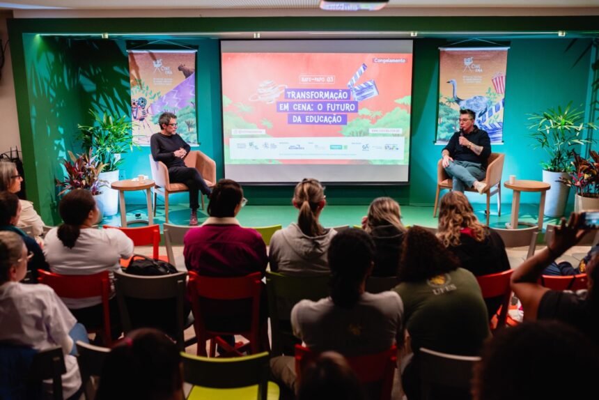 Estudantes em sala de aula no Espírito Santo assistindo cinema com foco no aprendizado ambiental e cultural.