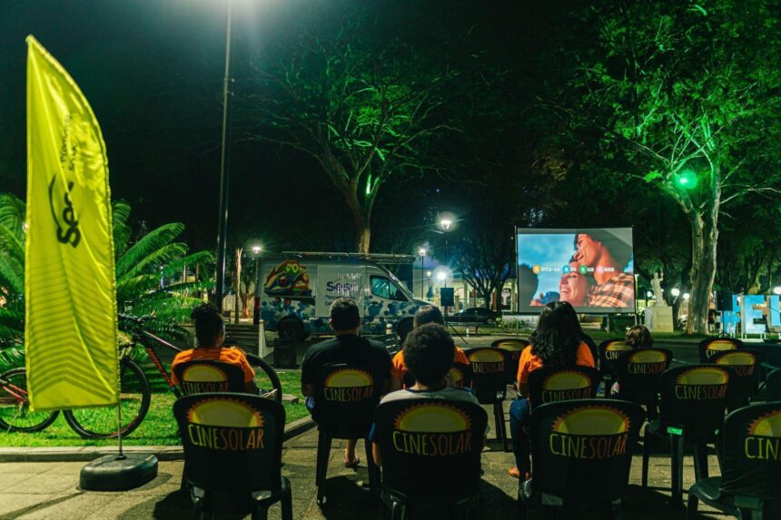 Furgão tecnológico do CineSolar estacionado em praça pública durante sessão do CineSesc Itinerante.