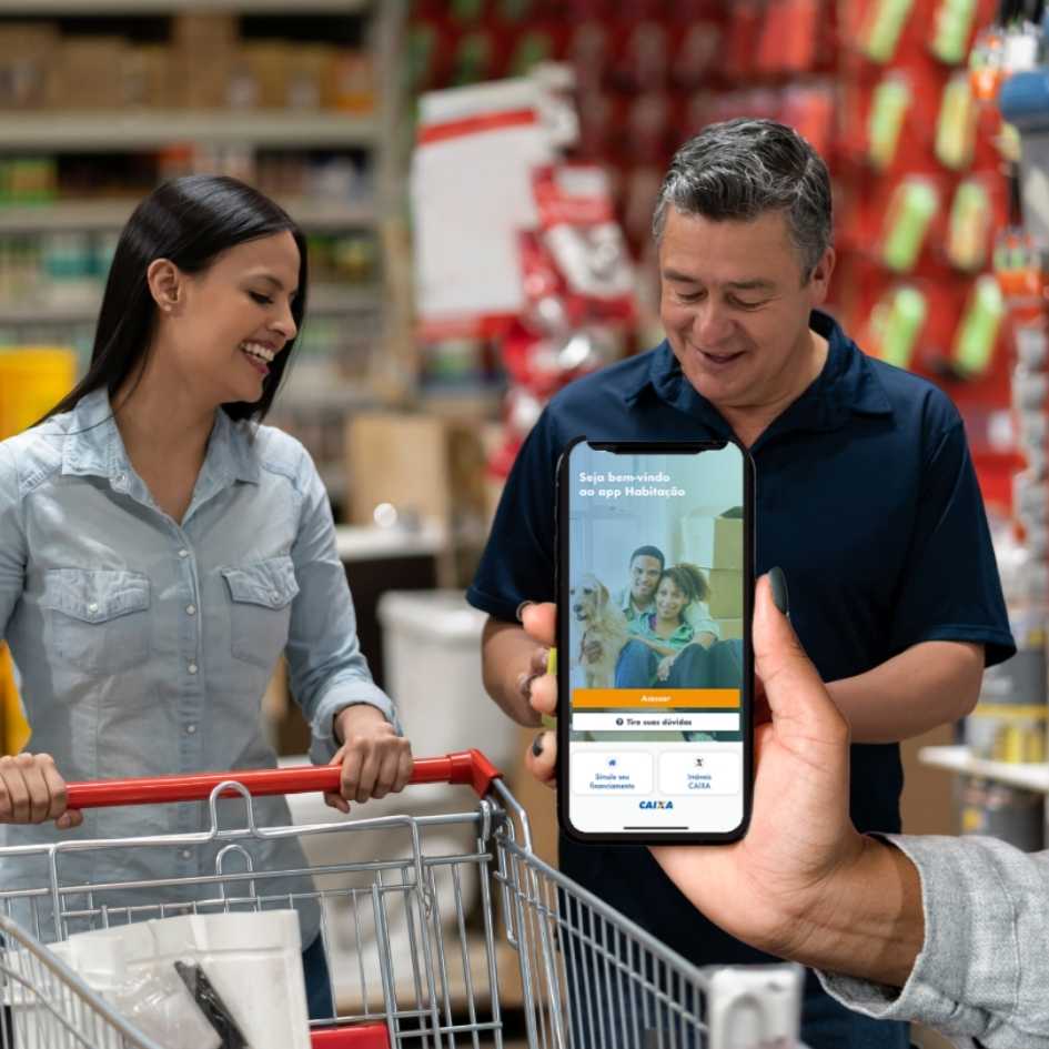Celular com o aplicativo Habitação Caixa aberto na opção de crédito para o programa Reforma Casa Brasil.