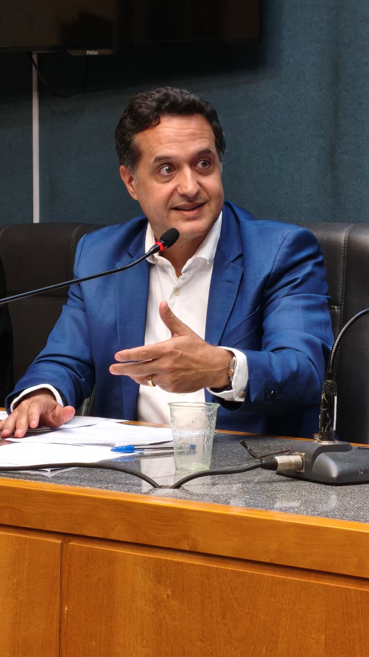 Foto de perto do deputado Fabrício Gandini gesticulando no plenário durante discussão sobre o despejo em Cariacica.