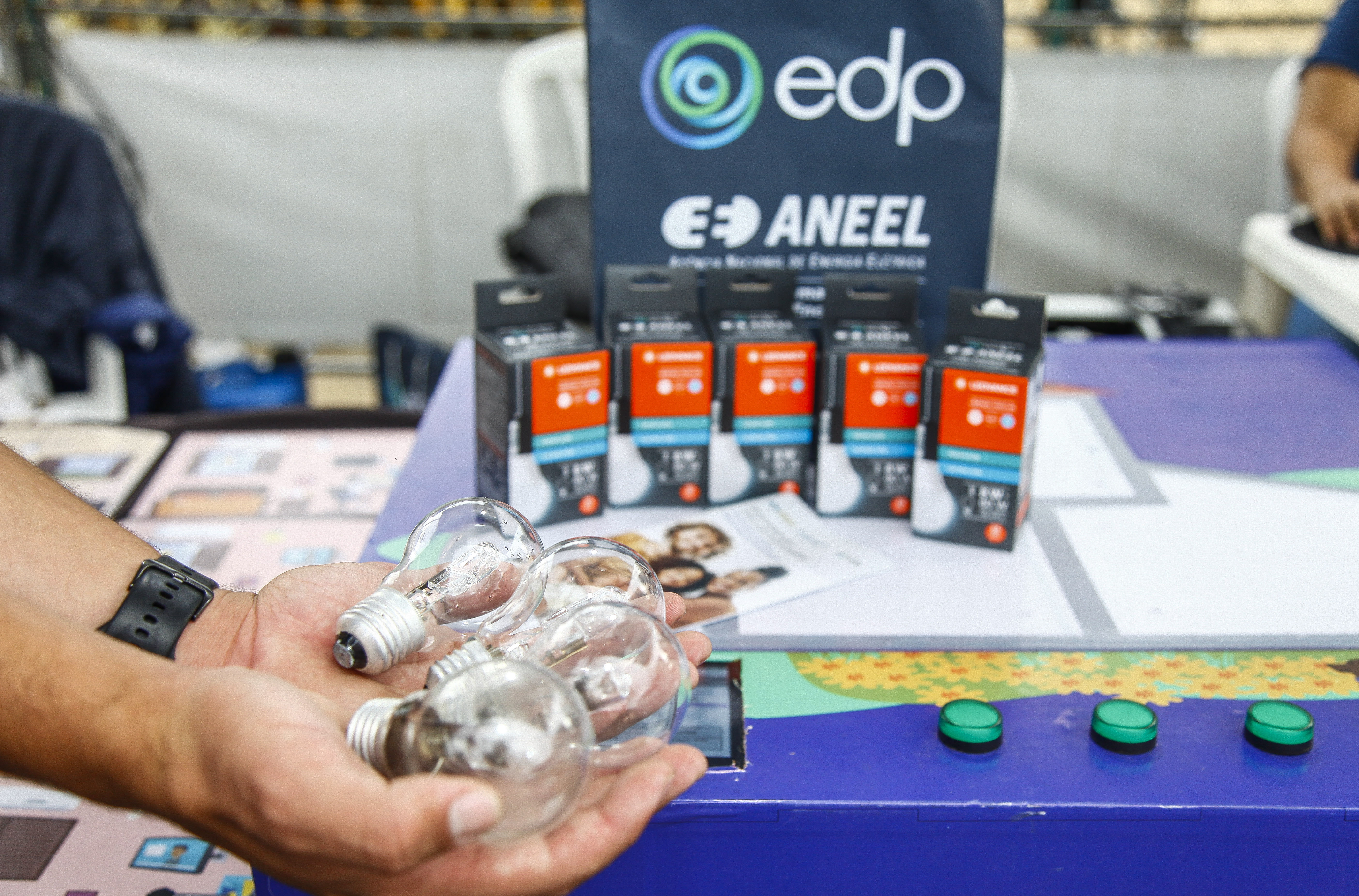 Equipe da EDP realizando troca de lâmpadas LED em Cariacica dentro do programa Boa Energia.