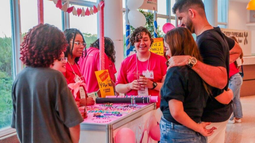 Empreendedorismo na Serra: Jovens participantes da Feira Conecta EC no Shopping Mestre Álvaro expõem seus projetos comerciais.