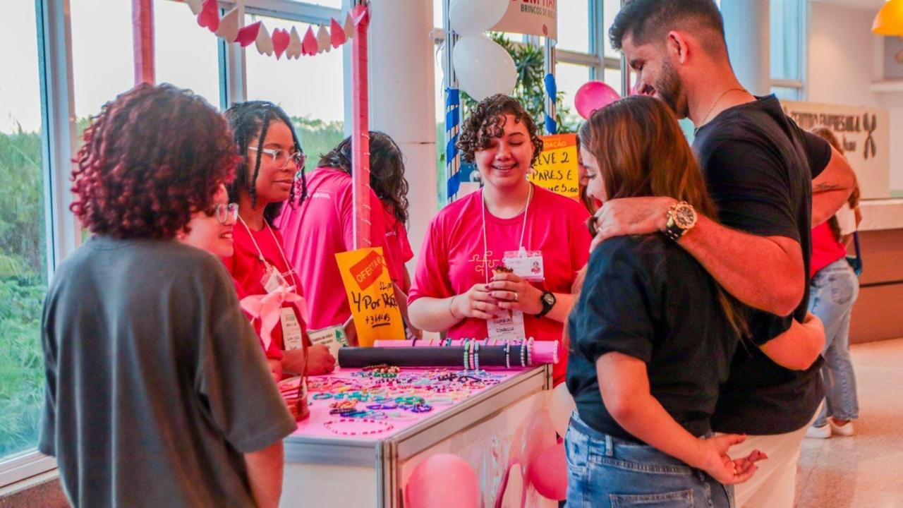 Empreendedorismo na Serra: Jovens participantes da Feira Conecta EC no Shopping Mestre Álvaro expõem seus projetos comerciais.