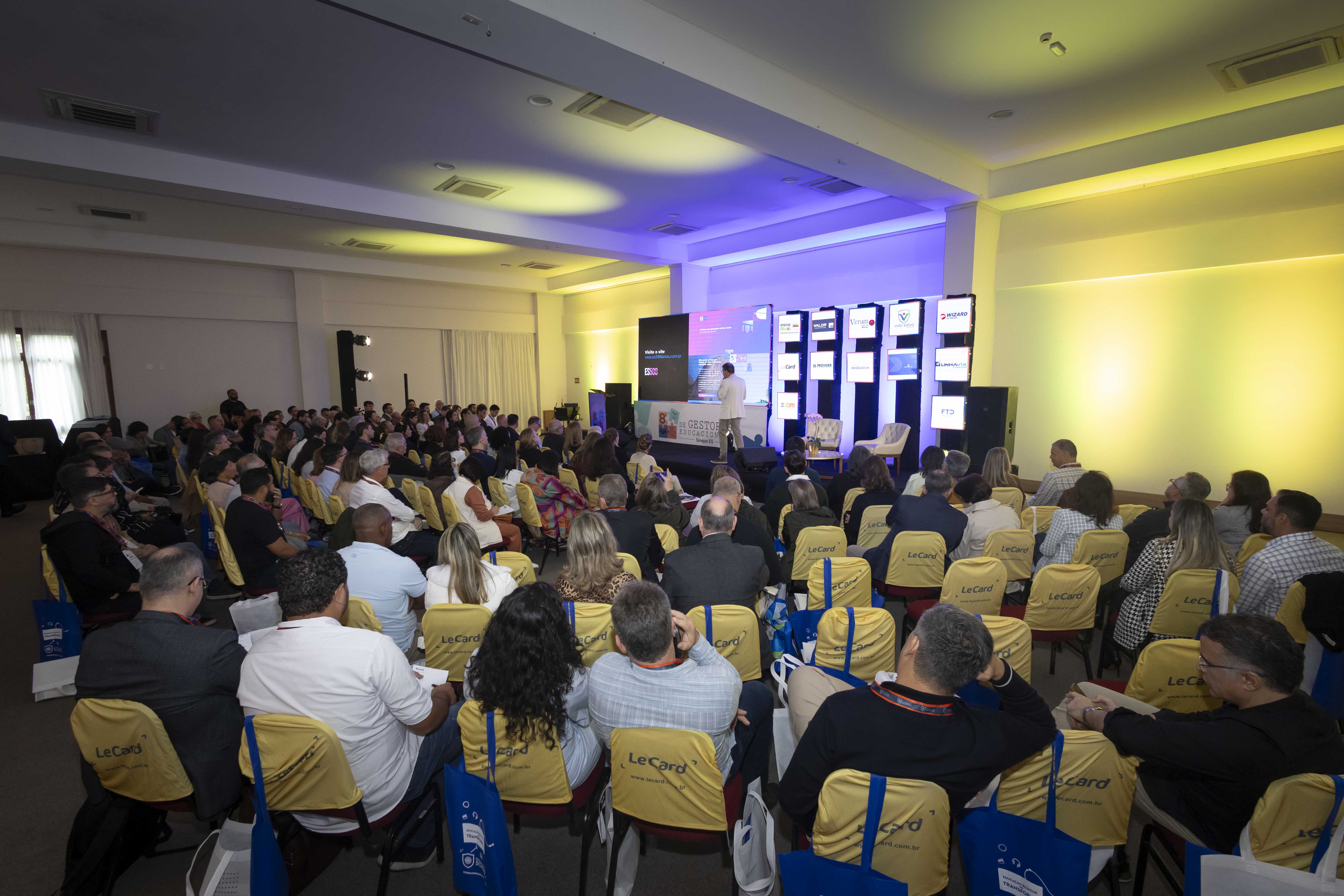 Líderes educacionais reunidos no encontro promovido pelo Sinepe/ES discutem inovação e gestão escolar em auditório lotado em Pedra Azul.