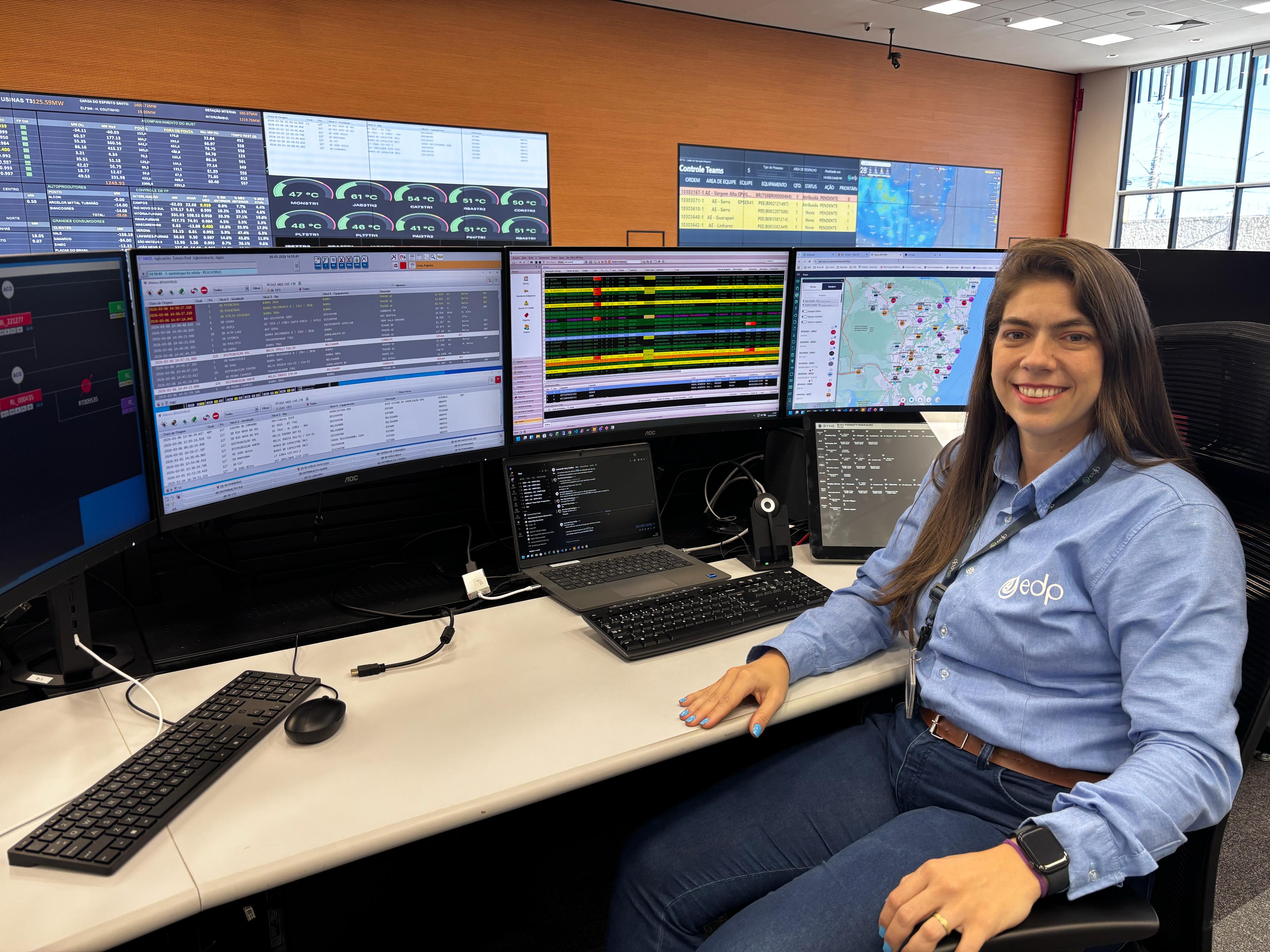 Engenheira Elisa Pissinatti Rodrigues trabalhando no Centro de Operações da EDP no Espírito Santo.