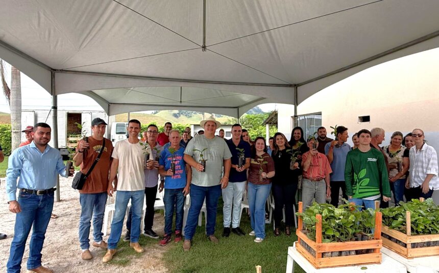 Agricultores familiares de Alfredo Chaves recebendo mudas de café conilon durante evento do Projeto Arranjos Produtivos.