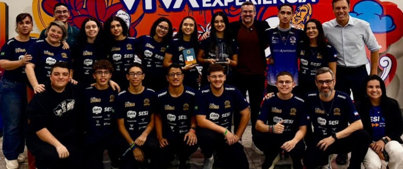 Grupo de estudantes competindo com robôs em arena internacional, destacando o avanço da Robótica no Espírito Santo.