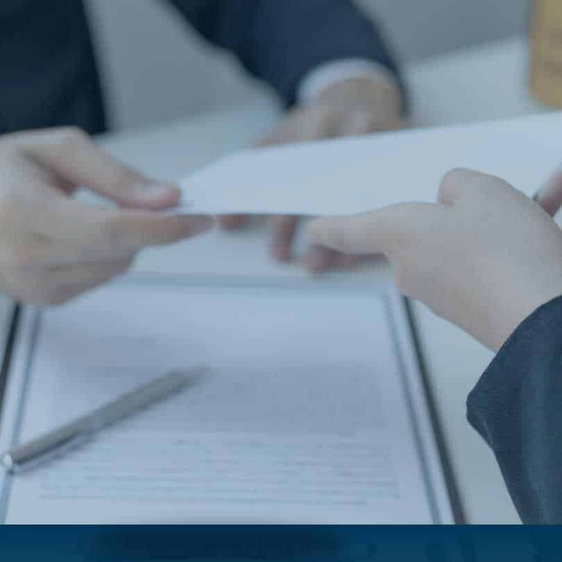 Diretor de empresa contrata ergonomista especializado para avaliar o escritório e evitar processos trabalhistas.