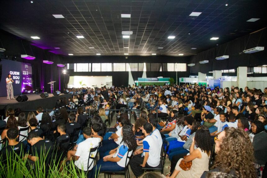 Fachada do evento Espírito Summit em Linhares com banners de inovação e tecnologia.