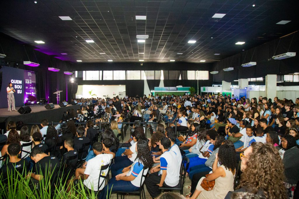 Fachada do evento Espírito Summit em Linhares com banners de inovação e tecnologia.