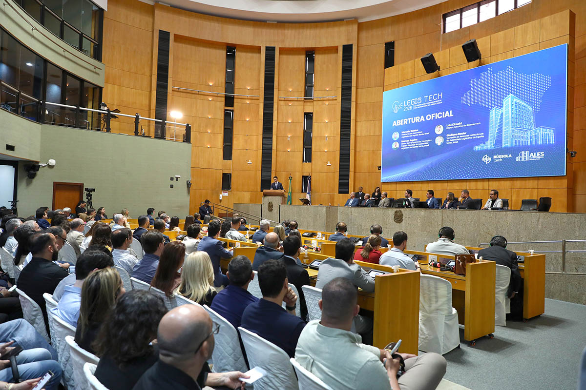 O presidente da Ales, Marcelo Santos, discursando durante o Legistech sobre inovação e inteligência artificial.