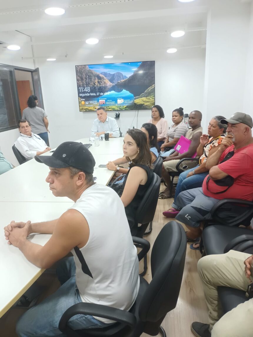 Moradores de Flexal II em Cariacica evitando despejo após decisão judicial.