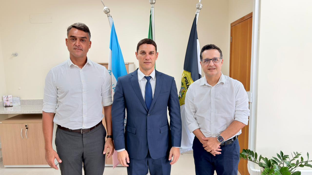 Deputado Gandini, vereador Bruno Malias e o delegado-geral Jordano Bruno reunidos tratando sobre a segurança pública de Jardim Camburi.