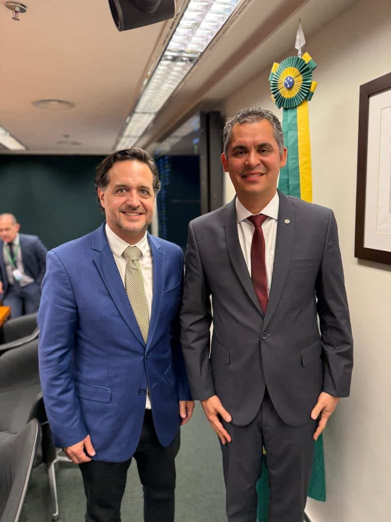 Texto Alternativo (Alt Text): Deputados Fabrício Gandini e Gilson Daniel em reunião para acelerar as obras no Norte.