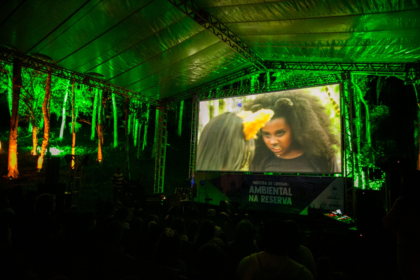Estudantes em sala de aula participando de uma sessão de cinema do projeto Cine.Ema, com foco na educação ambiental e valorização da cultura capixaba.