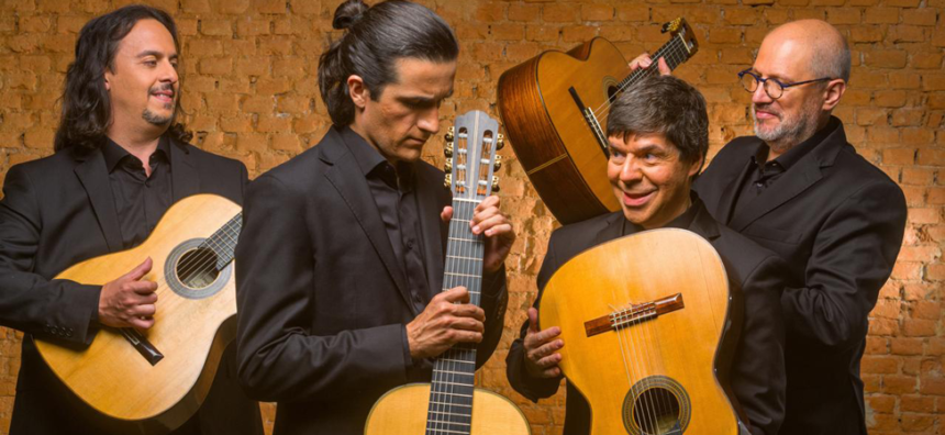 Festival Internacional de Violão do Espírito Santo: Músico se apresentando em concerto no Palácio Anchieta em Vitória.