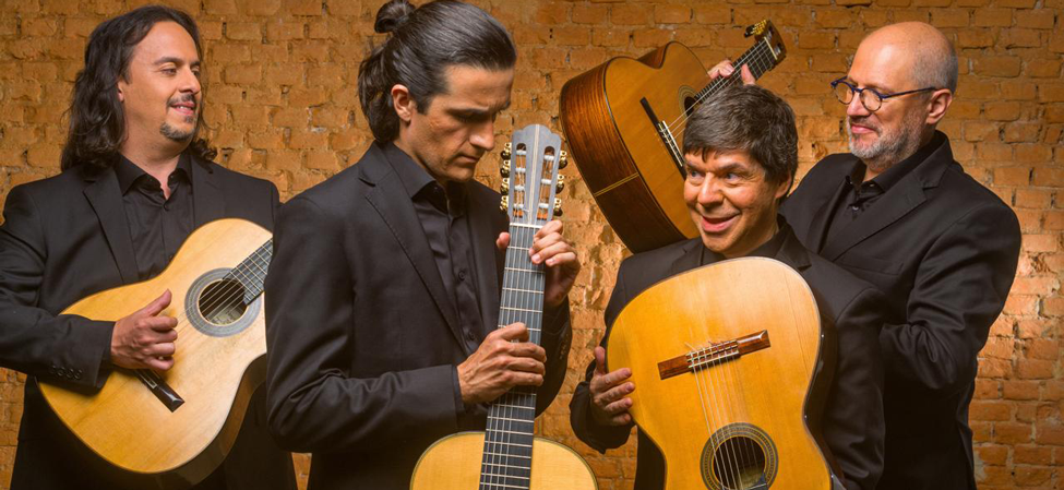 Festival Internacional de Violão do Espírito Santo: Músico se apresentando em concerto no Palácio Anchieta em Vitória.