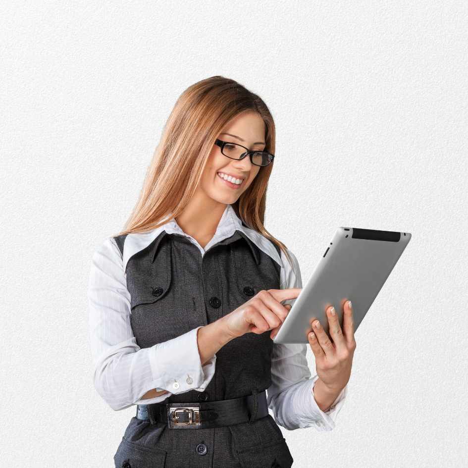 Pessoa utilizando tablet para acessar o programa Desenrola Brasil 2026 e limpar o nome.