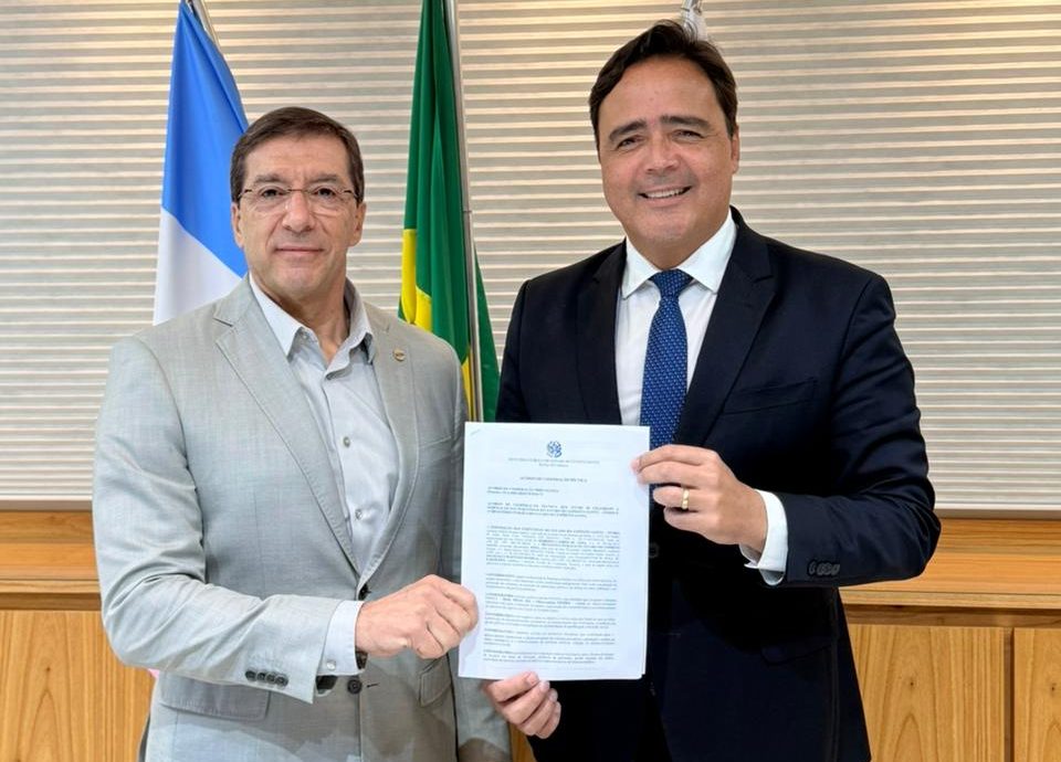 Paulo Baraona e Francisco Berdeal assinando papel oficial de cooperação técnica para o desenvolvimento sustentável.