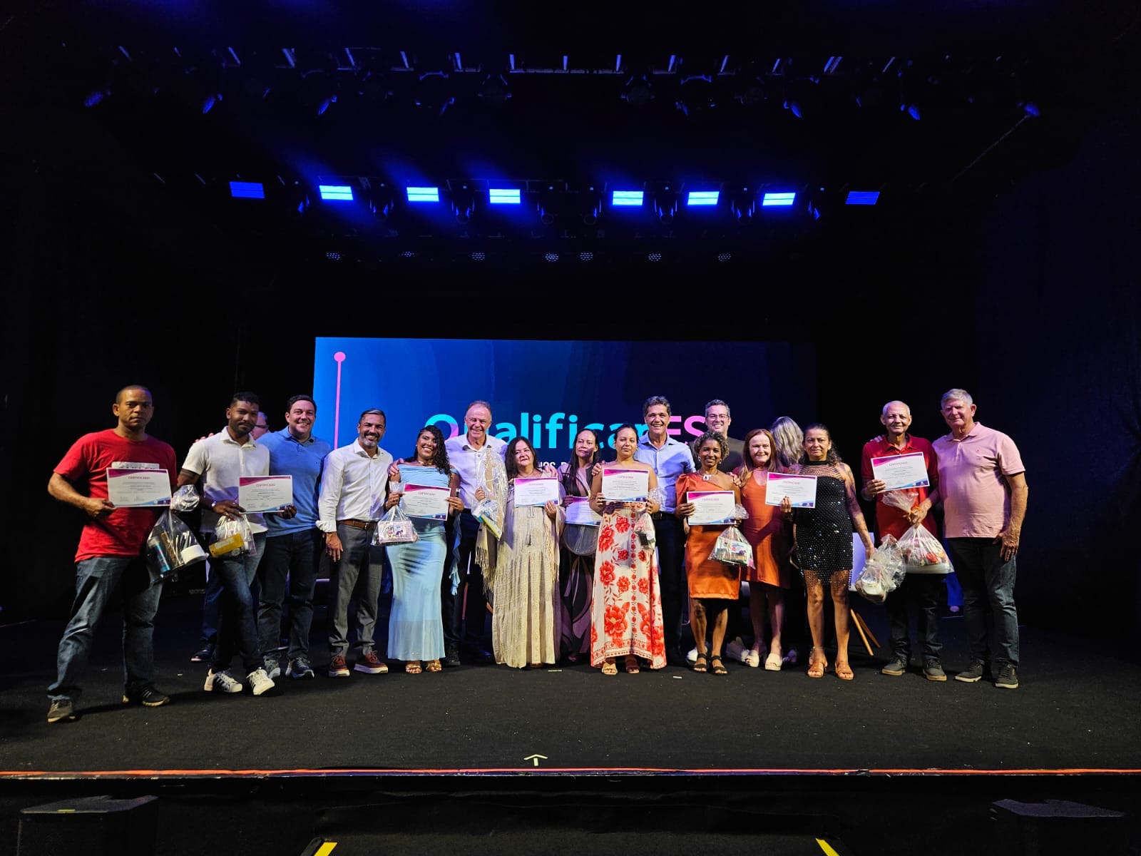 Cursos gratuitos no Espírito Santo: Alunos formandos do programa Qualificar ES celebrando na cerimônia de entrega de certificados.