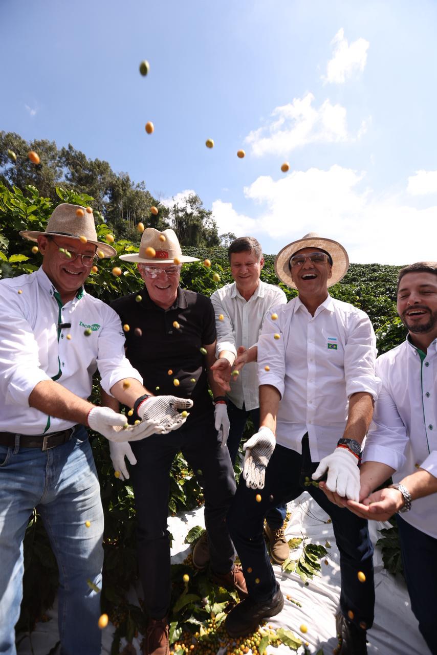 Produtores rurais e autoridades reunidos no início da colheita do café arábica no Espírito Santo na região do Caparaó.