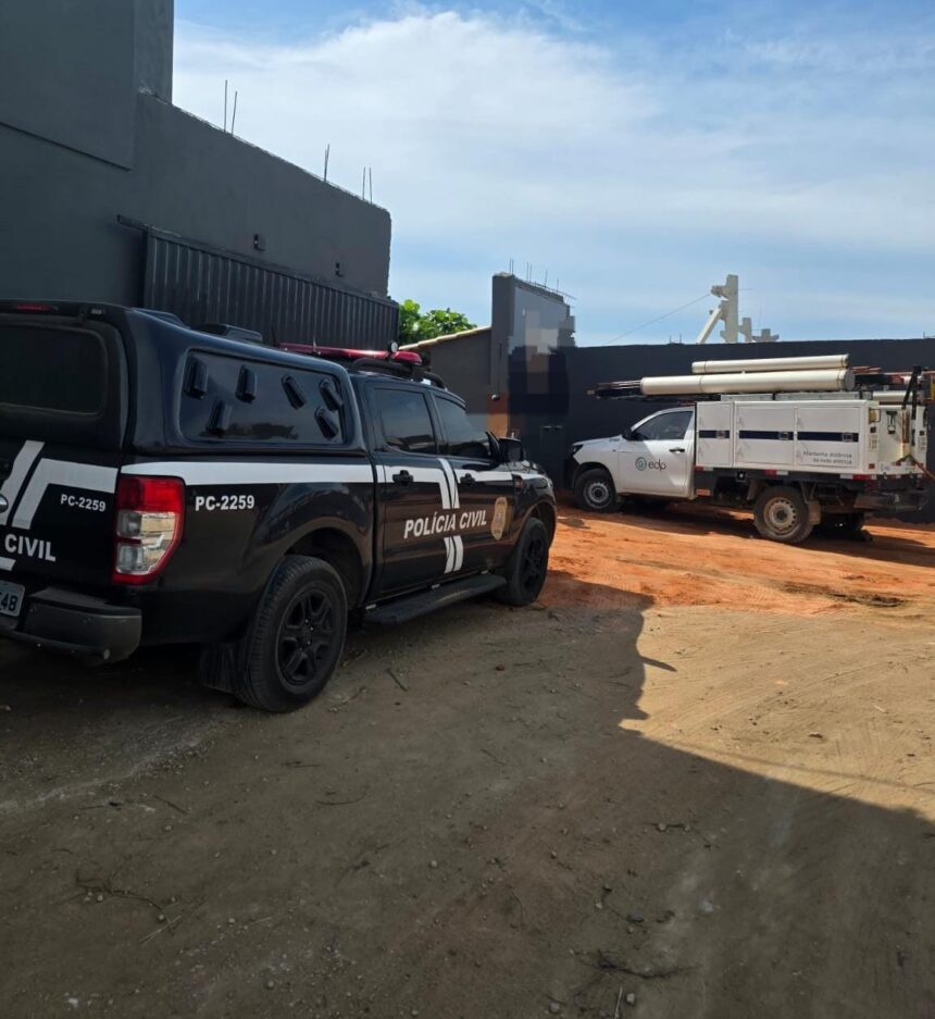 Furto de energia em Marataízes: Operação policial com fiscais da EDP inspecionando medidor de energia em casa de eventos.