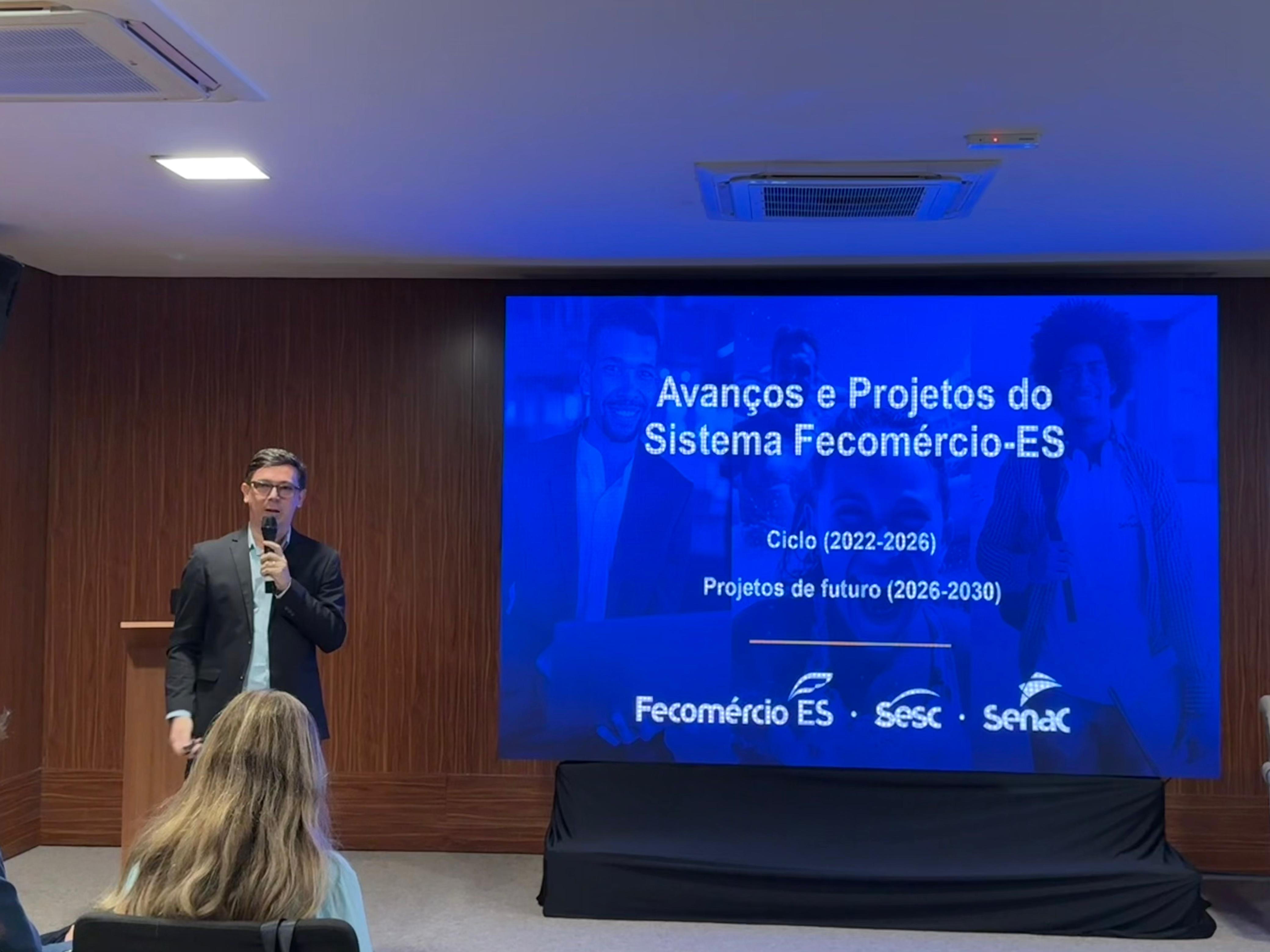 Líderes do Sistema Fecomércio-ES apresentando os resultados de expansão e qualificação profissional no estado.
