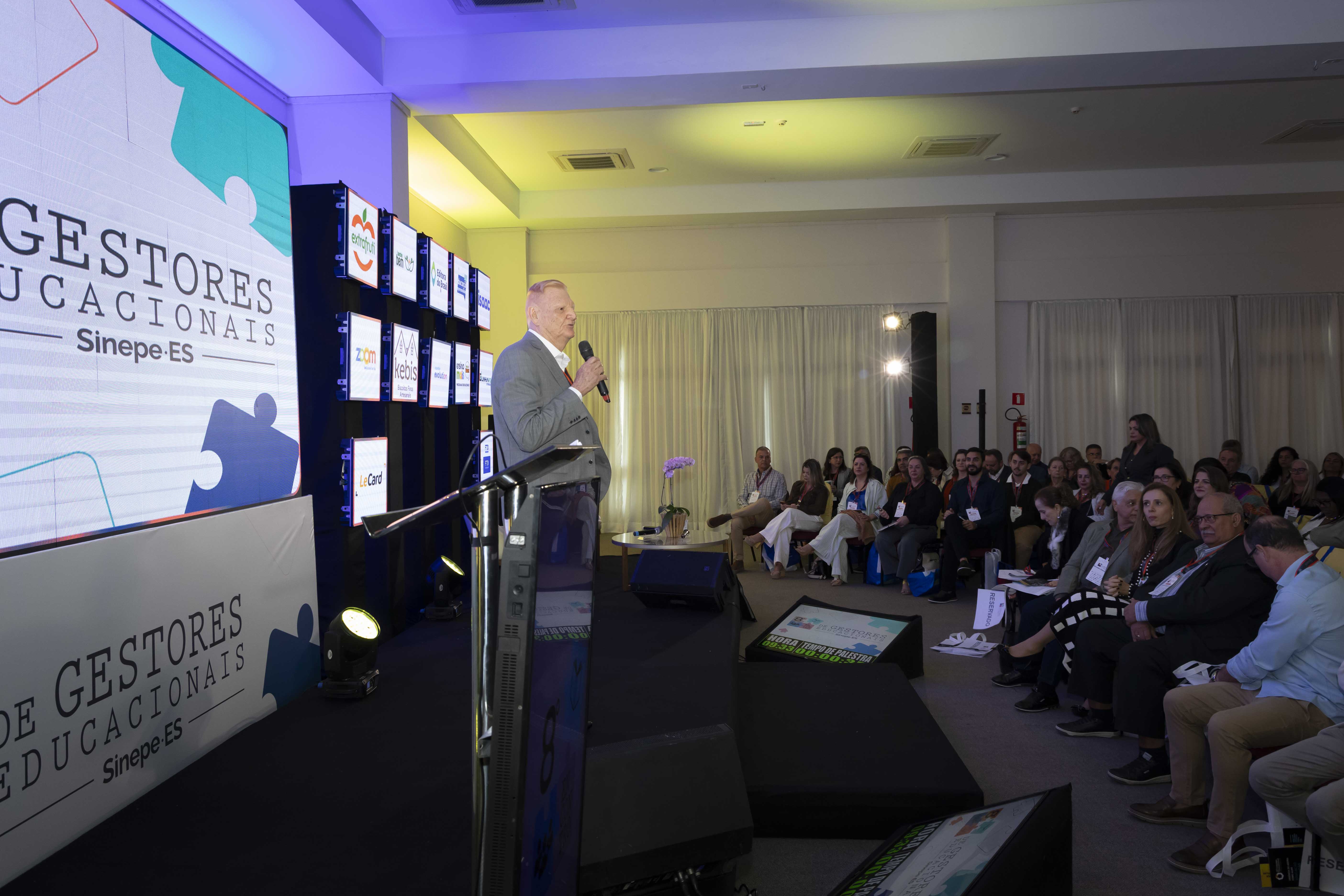 Encontro promovido pelo Sinepe/ES: Auditório lotado de líderes educacionais e diretores de escolas particulares durante palestra de gestão em Pedra Azul.