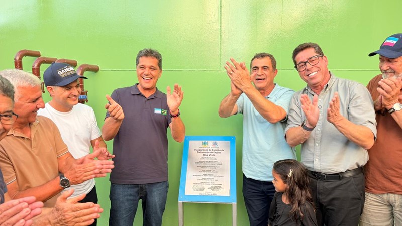 Governador Ricardo Ferraço e celebridades em destaque na placa de inauguração da obra de saneamento em Jaguaré.